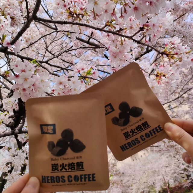 SKOGOGMAGI
OUTDOOR DAY JAPAN TOKYO 2023

いよいよ明日となりました。
お花見ができる良い週末になりそうですね🌸
各種商品取り揃えてお待ちしています！

こちらは於本薪炭さんのかるまい純木炭を使用して焙煎した炭火珈琲です。

HEROES COFFEE
炭火焙煎珈琲
500円

下記日程で開催🚩
ご来場お待ちしています

2023年4月1日（土）2日（日）
10:00〜17:00 入場無料

頑張らなくても炭火のある生活は送れます。
良い炭があればいつもの食材も特別なものに。

https://skogogmagi.com/

#ベビーチャコール#かるまい純木炭 
#炭火のある生活
#炭火 #炭 
#SKOGOGMAGI
#スコッグオグマギ
#於本薪炭
#アウトドアデイジャパン
#OUTDOORDAYJAPANTOKYO
#OUTDOORDAYJAPAN
#TOKYO #代々木公園 #代々木
#HEROESCOFFEE